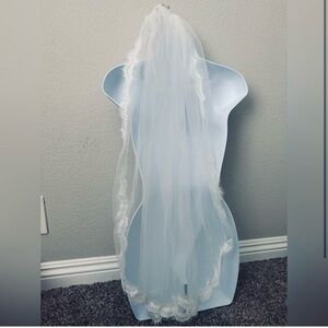 Elegant White Lace Bridal Veil